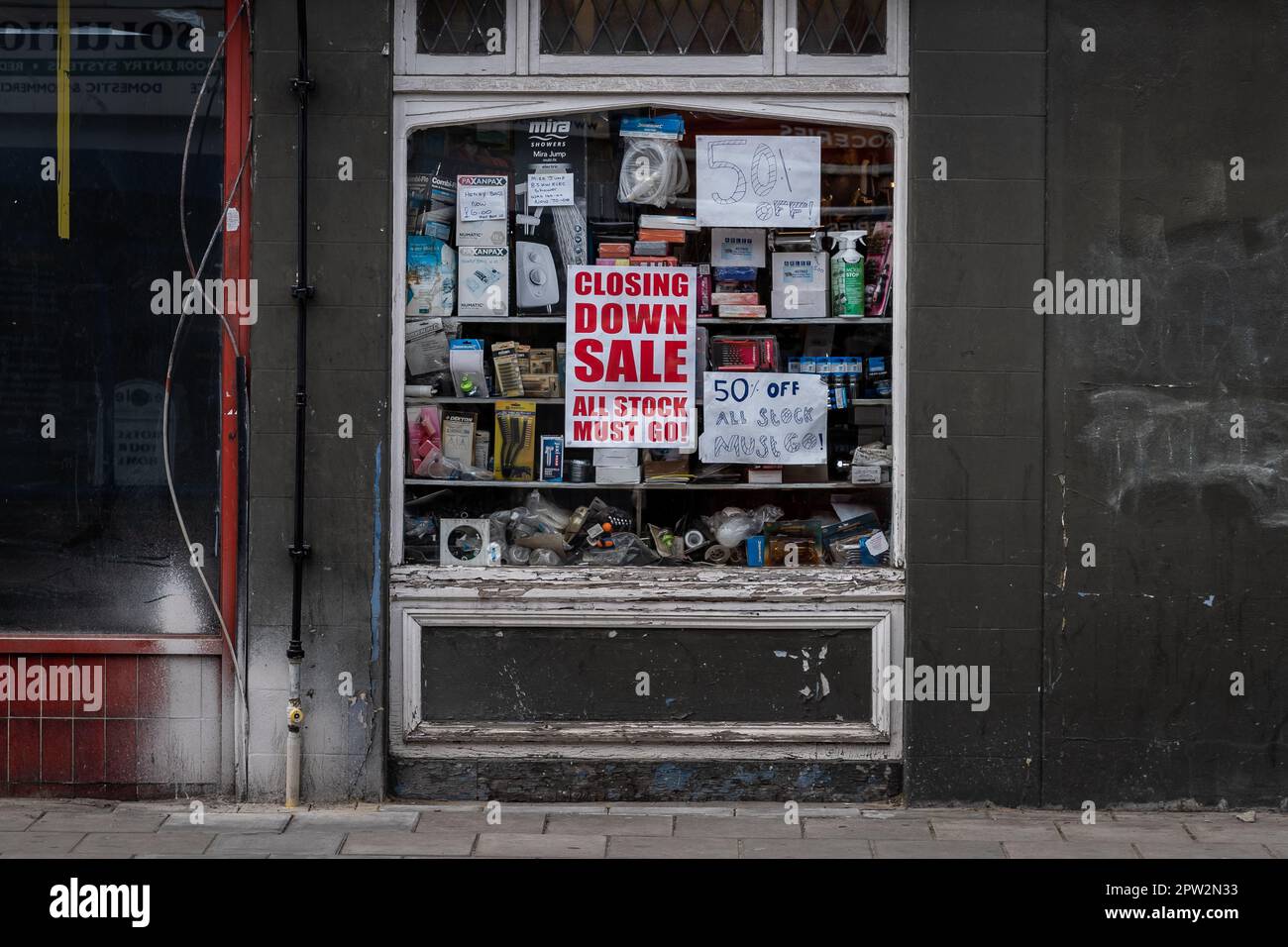 Londra, Regno Unito. 28th aprile 2023. La crisi economica della Gran Bretagna. Le imprese indipendenti cessano di operare a Greenwich, nel sud-est di Londra, dal momento che l’economia britannica rischia di cadere in una recessione estiva. Secondo le previsioni, la più grande stretta sui redditi delle famiglie da quando la metà degli anni ’1950s vede l’aumento dell’inflazione ridurre il potere di spesa dei consumatori. Credit: Guy Corbishley/Alamy Live News Foto Stock