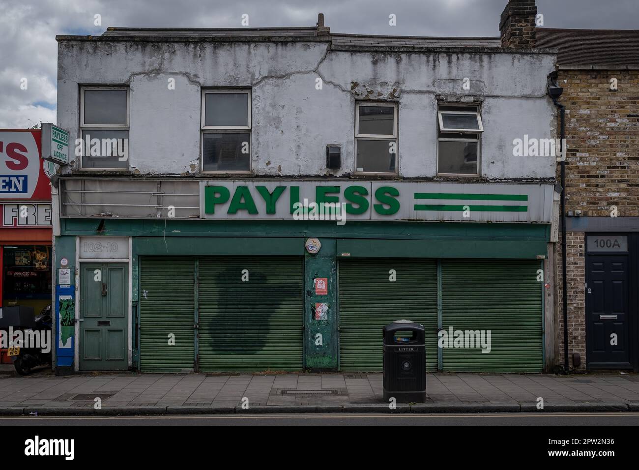 Londra, Regno Unito. 28th aprile 2023. La crisi economica della Gran Bretagna. Le imprese indipendenti cessano di operare a Greenwich, nel sud-est di Londra, dal momento che l’economia britannica rischia di cadere in una recessione estiva. Secondo le previsioni, la più grande stretta sui redditi delle famiglie da quando la metà degli anni ’1950s vede l’aumento dell’inflazione ridurre il potere di spesa dei consumatori. Credit: Guy Corbishley/Alamy Live News Foto Stock