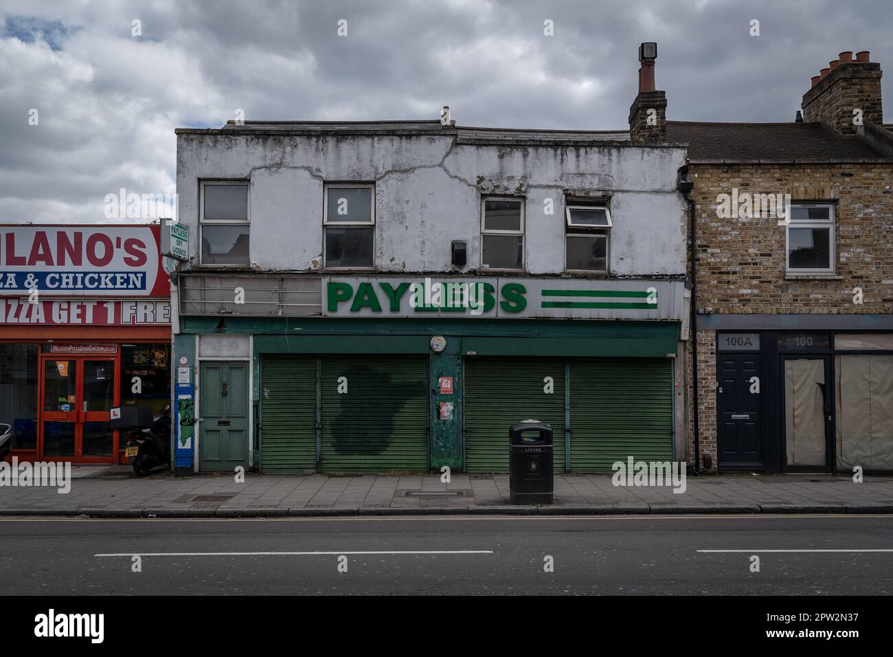 Londra, Regno Unito. 28th aprile 2023. La crisi economica della Gran Bretagna. Le imprese indipendenti cessano di operare a Greenwich, nel sud-est di Londra, dal momento che l’economia britannica rischia di cadere in una recessione estiva. Secondo le previsioni, la più grande stretta sui redditi delle famiglie da quando la metà degli anni ’1950s vede l’aumento dell’inflazione ridurre il potere di spesa dei consumatori. Credit: Guy Corbishley/Alamy Live News Foto Stock