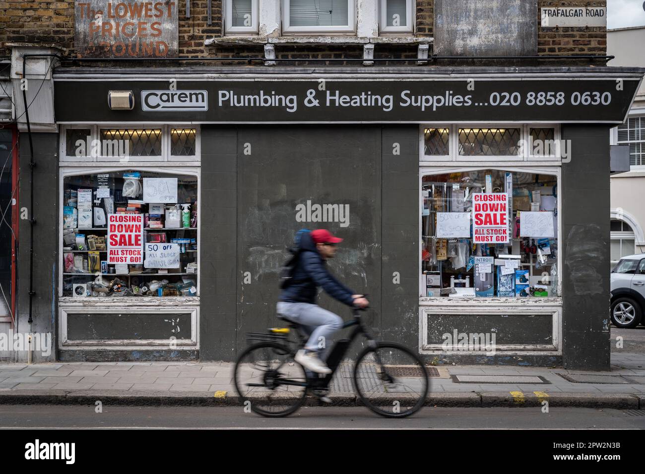 Londra, Regno Unito. 28th aprile 2023. La crisi economica della Gran Bretagna. Le imprese indipendenti cessano di operare a Greenwich, nel sud-est di Londra, dal momento che l’economia britannica rischia di cadere in una recessione estiva. Secondo le previsioni, la più grande stretta sui redditi delle famiglie da quando la metà degli anni ’1950s vede l’aumento dell’inflazione ridurre il potere di spesa dei consumatori. Credit: Guy Corbishley/Alamy Live News Foto Stock