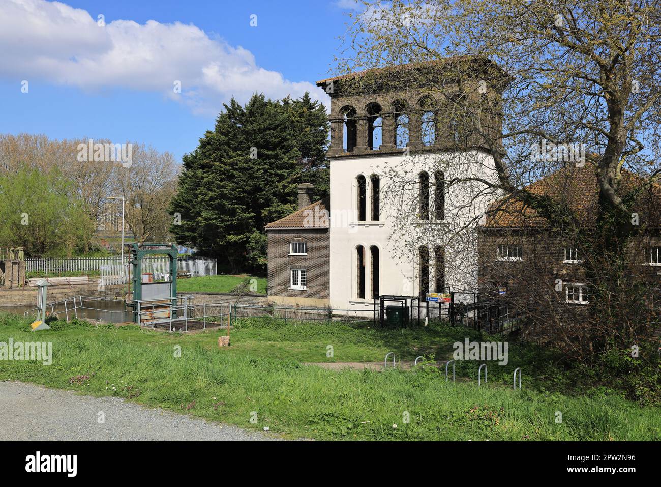 La storica Coppermill Tower sulle Walthamstow Wetlands, London Wildlife Trust, Regno Unito Foto Stock