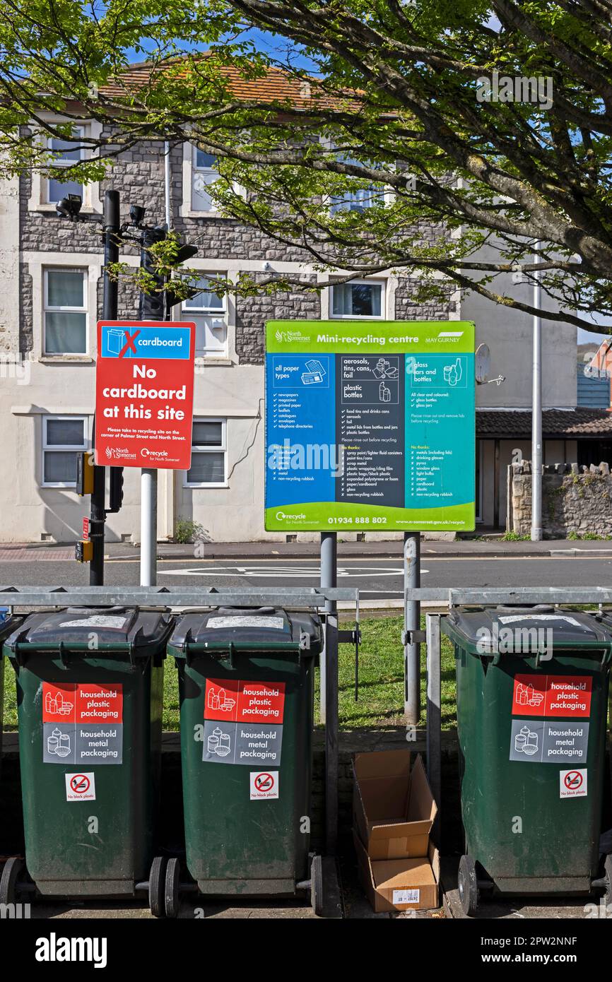 Un mini-centro di riciclaggio in una strada nel centro di Weston-super-Mare, Regno Unito Foto Stock