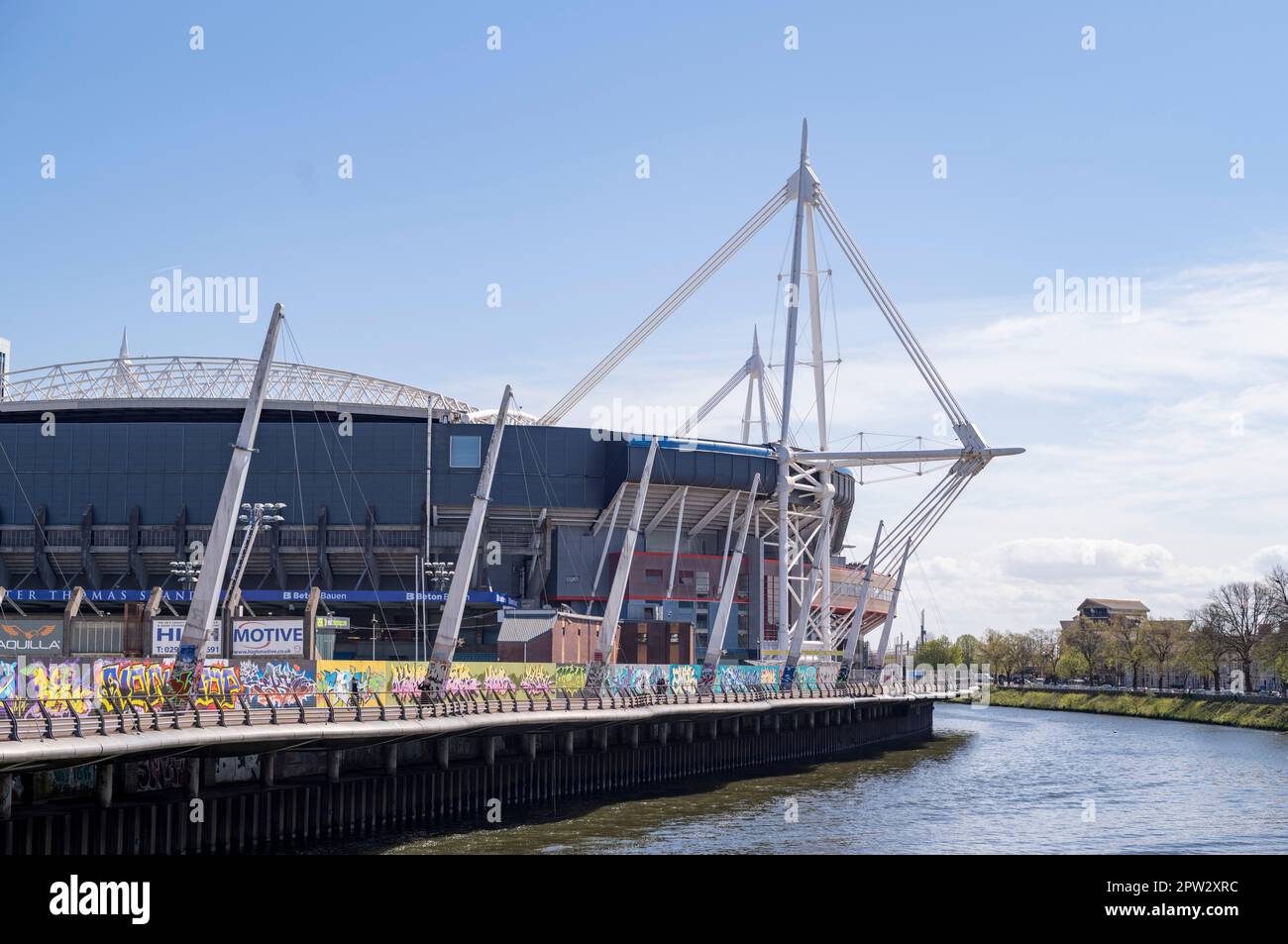 Una vista generale del Principato Stadium, ex Millennium Stadium, e del fiume Taff a Cardiff, Galles, Regno Unito. Foto Stock