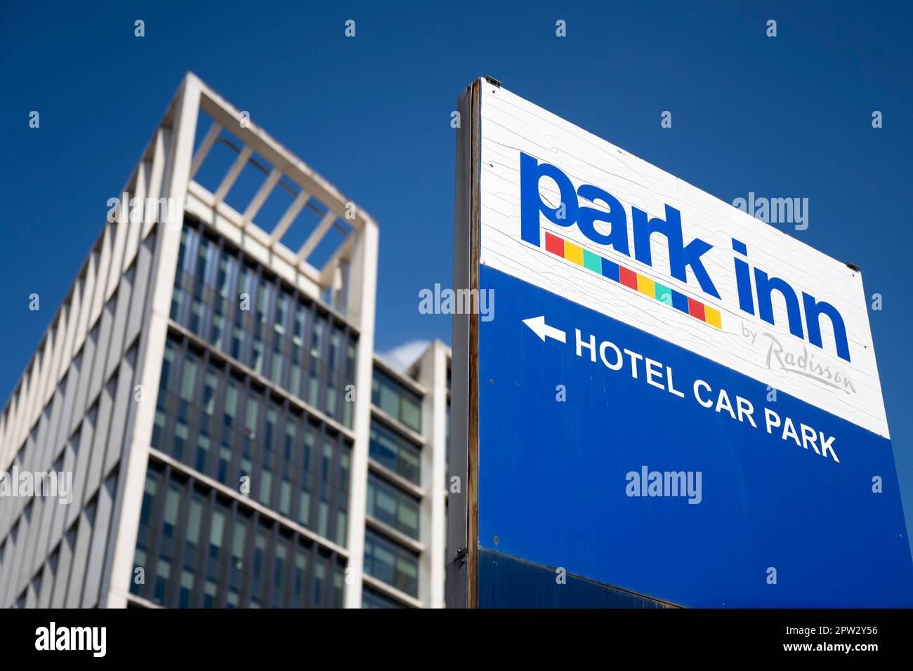 Park Inn segno a Cardiff, Galles, Regno Unito. Foto Stock