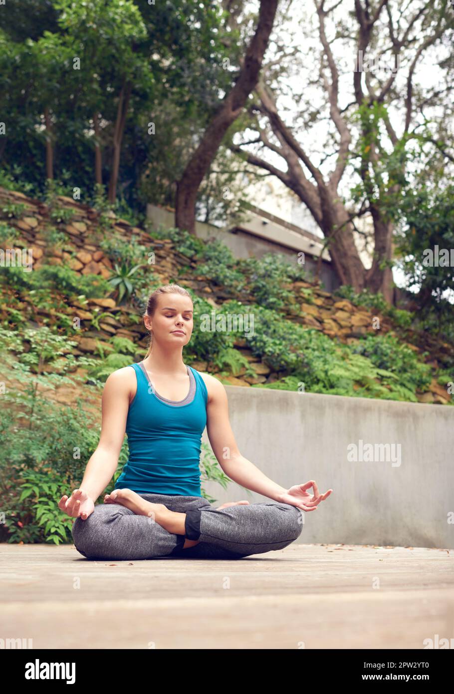 Zona priva di stress. una giovane donna che pratica yoga all'aperto Foto Stock