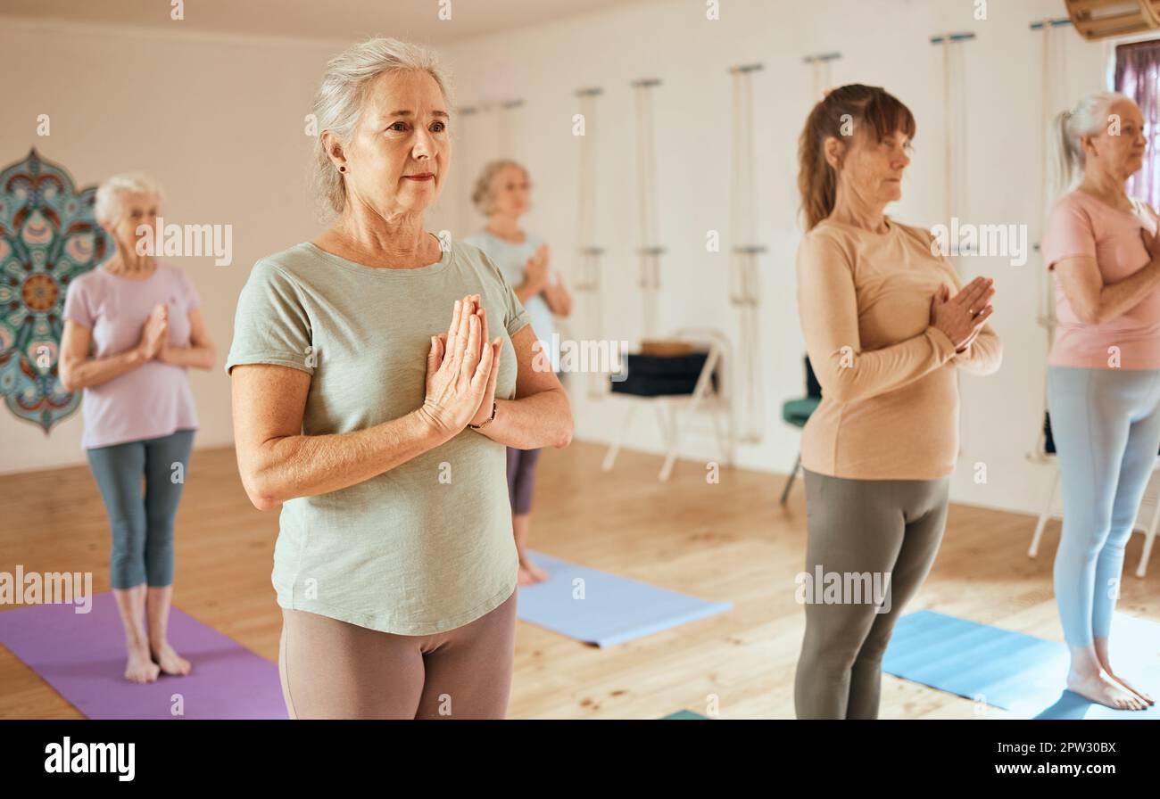 Yoga, meditazione e fitness con una donna anziana in una classe di esercizio per il benessere olistico o la salute mentale. Palestra, zen e meditate con una fema matura Foto Stock