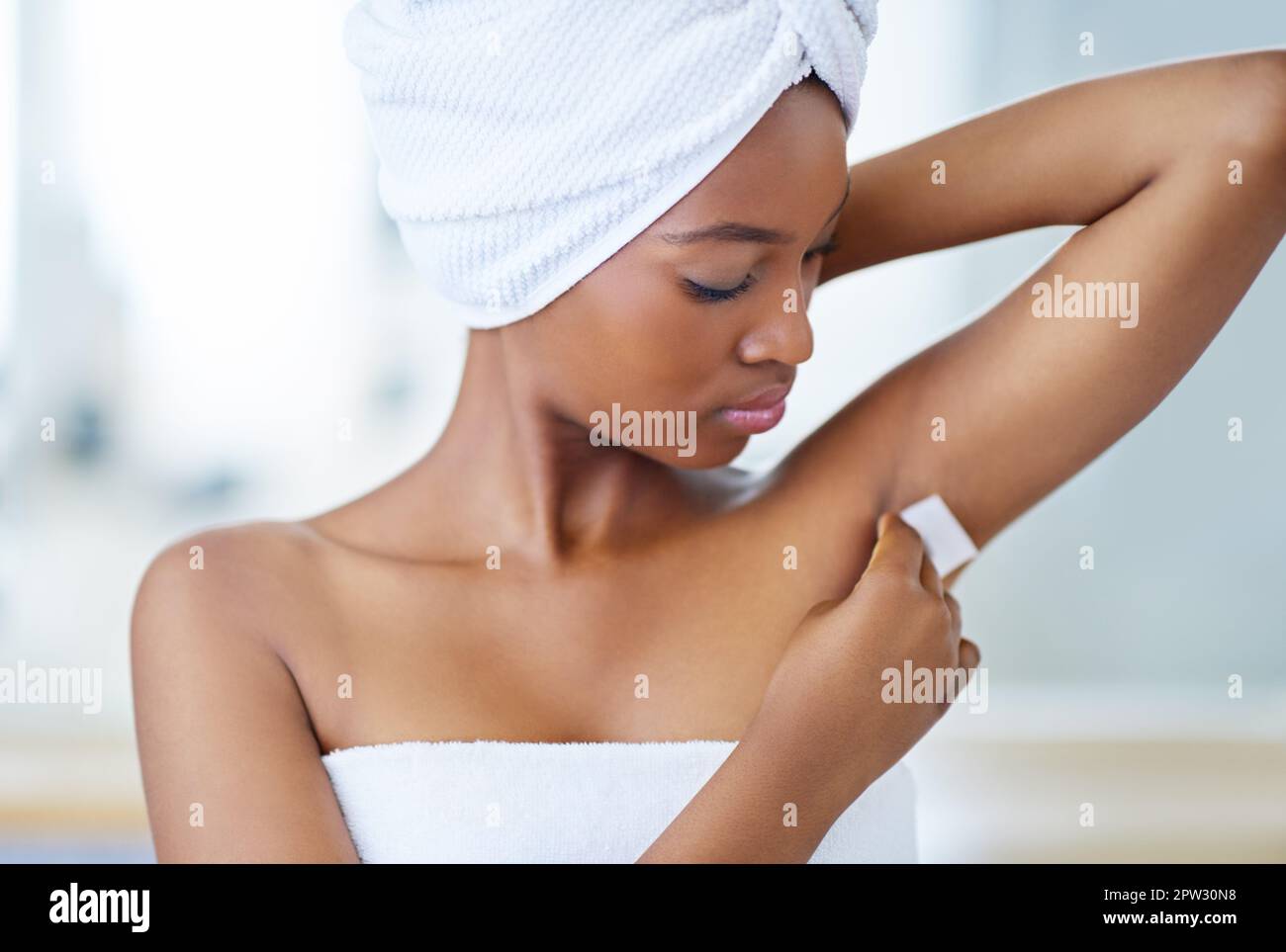 Dire addio ai capelli indesiderati. una bella giovane donna durante la sua routine quotidiana di bellezza Foto Stock