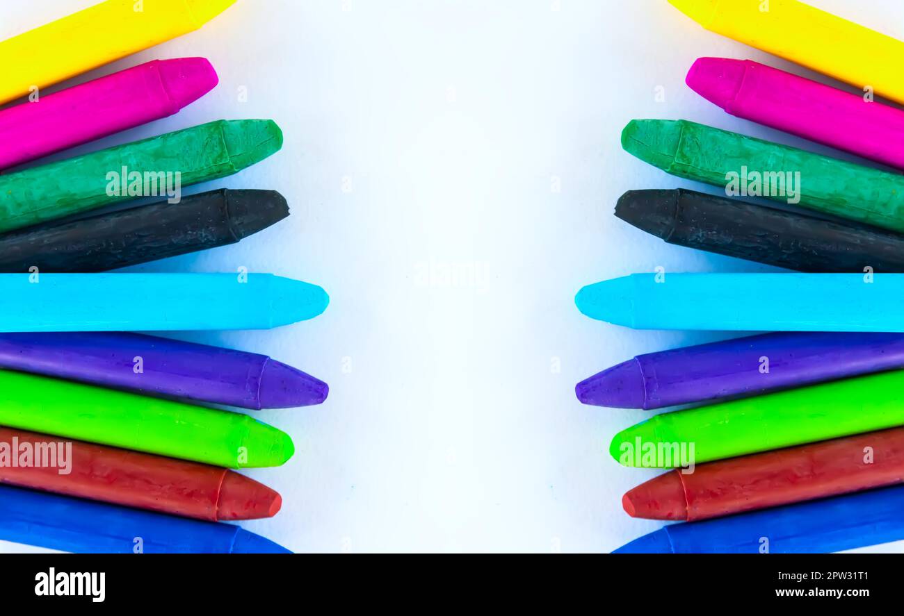Pastelli colorati su sfondo di carta. Foto Stock