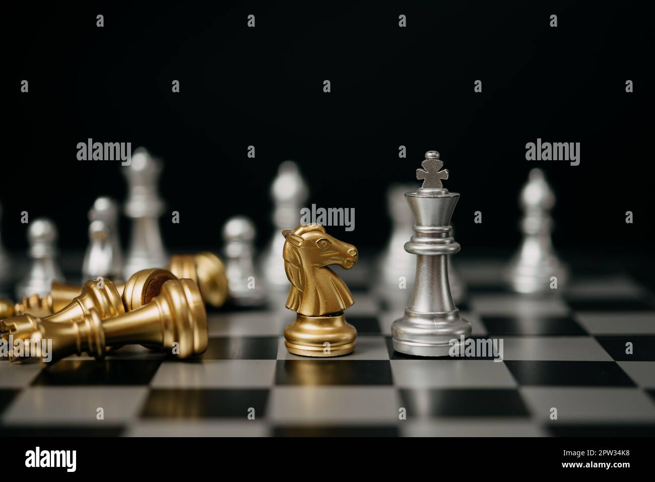 Innovazione planando e planando idea scacchi concorrenza, strategia di business con linea di connessione finanziaria background. sfida e pensare battaglia conc Foto Stock