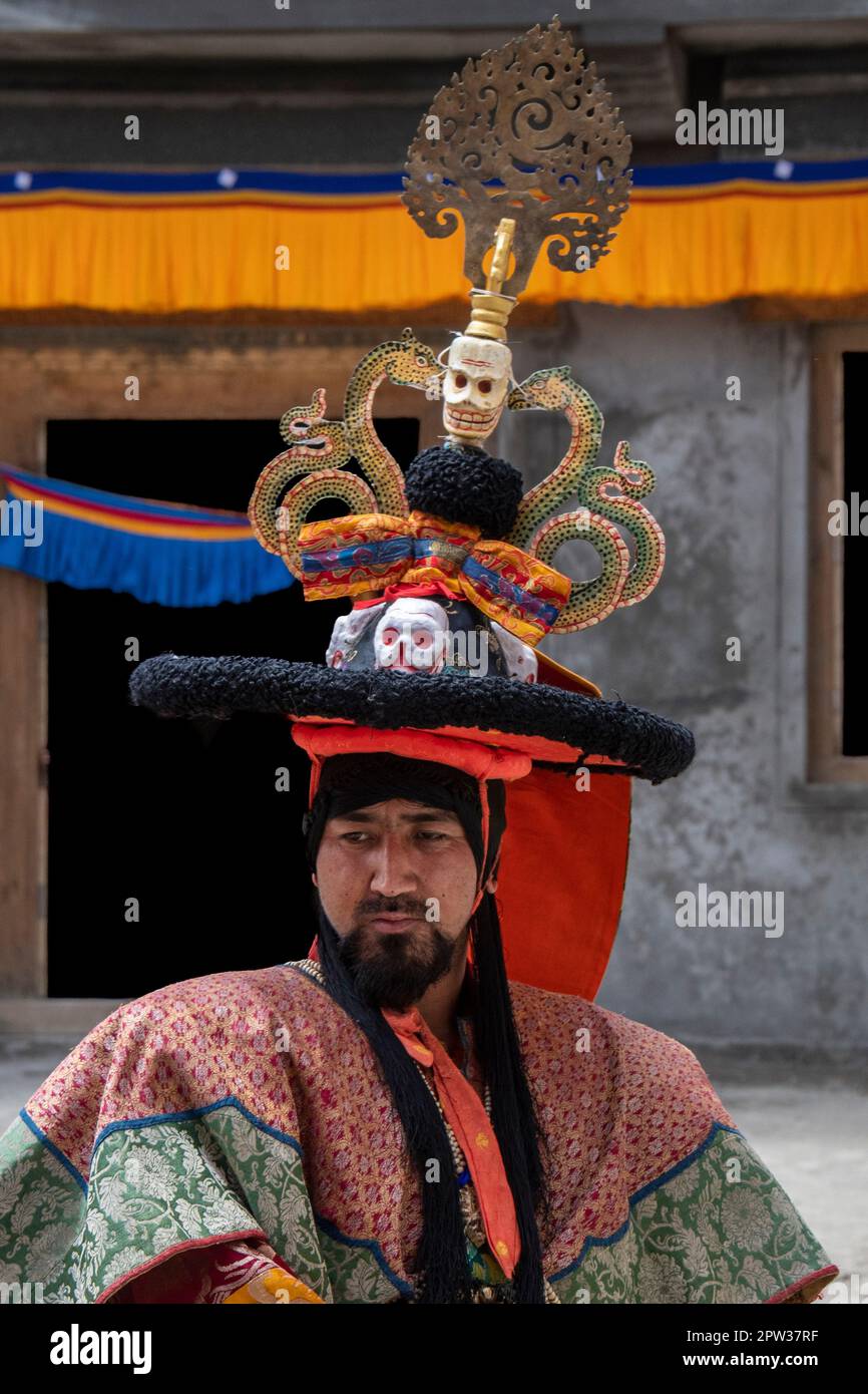 Un monaco in costume al Festival del Monastero di Phyang a Ladakh, in India Foto Stock