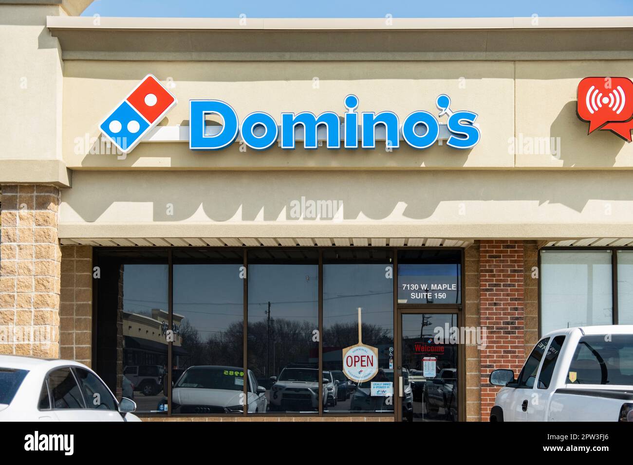 Esterno e negozio del ristorante Domino's Pizza per ordinare e ritirare solo in un centro commerciale. Wichita, Kansas, Stati Uniti. Foto Stock