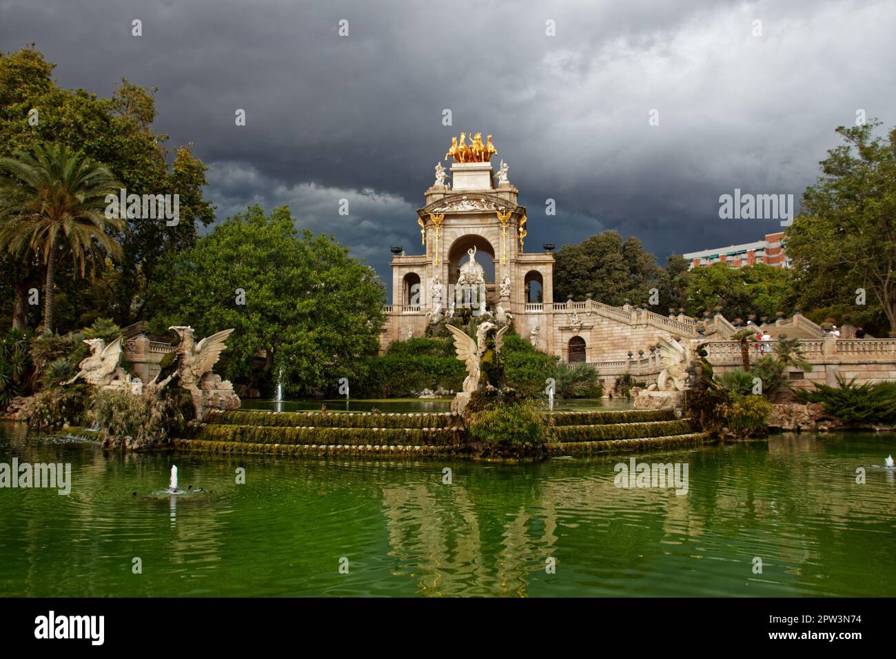 Cascada del Parc de la Ciutadella a Barcellona, pochi minuti prima di una tempesta estiva Foto Stock