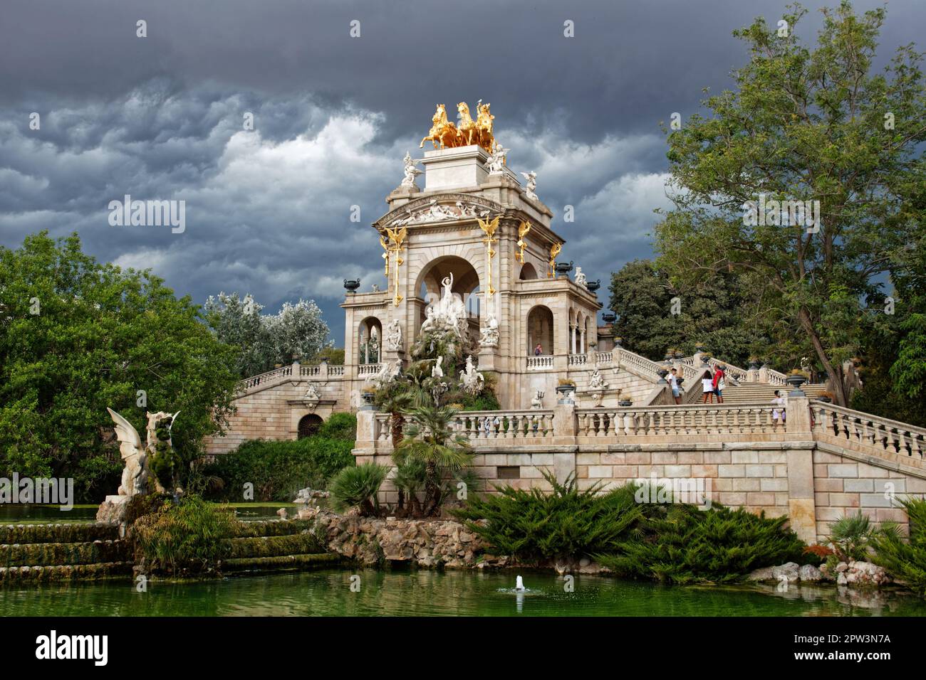 Cascada del Parc de la Ciutadella a Barcellona, pochi minuti prima di una tempesta estiva Foto Stock