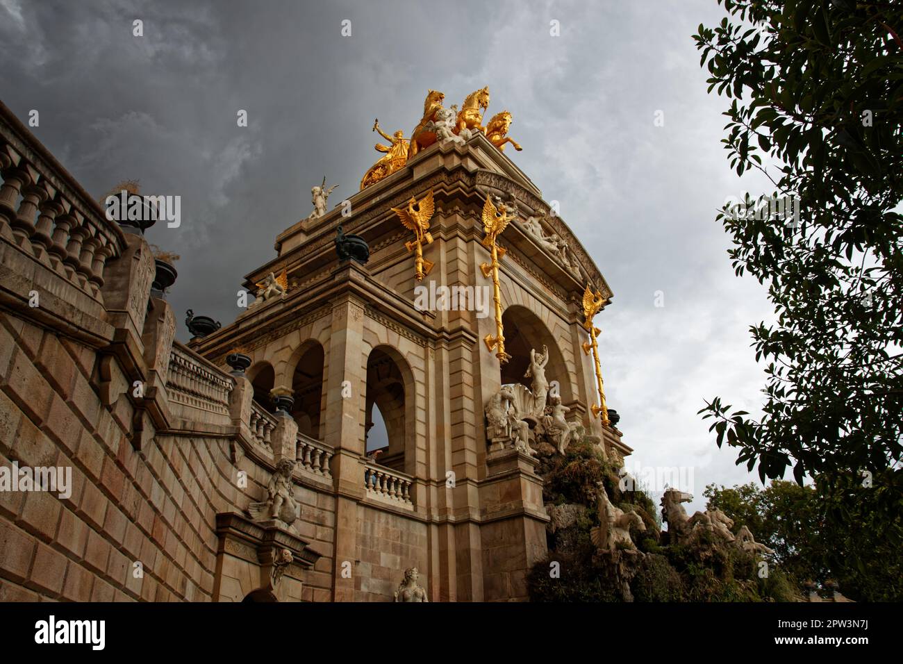 Cascada del Parc de la Ciutadella a Barcellona, pochi minuti prima di una tempesta estiva Foto Stock