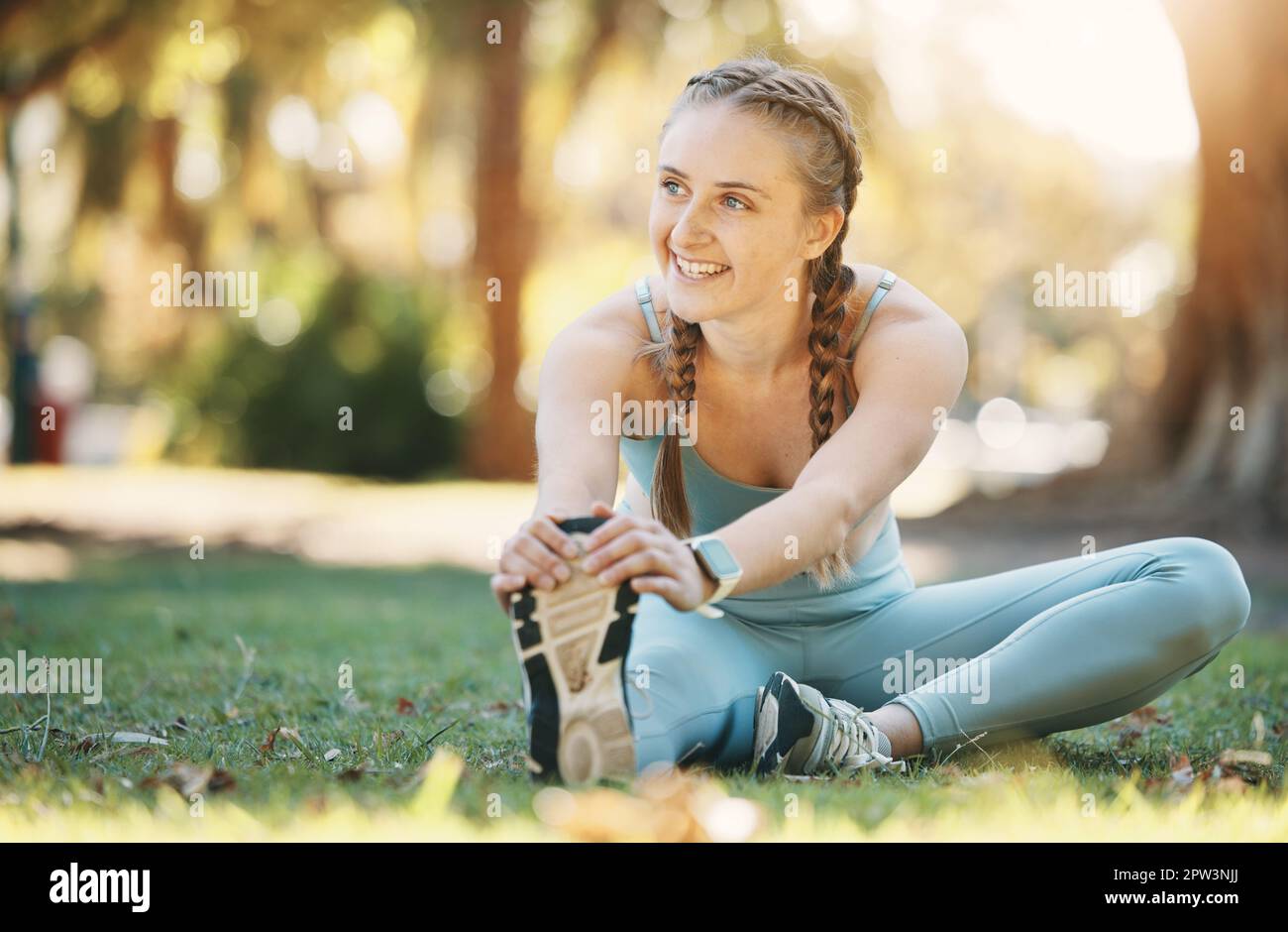 Fitness, donna e stretching da donna in un parco per lo yoga, il benessere e l'esercizio fisico, zen e felice nella natura. Esercizio fisico, la ragazza e la gamba si allungano prima dei media Foto Stock