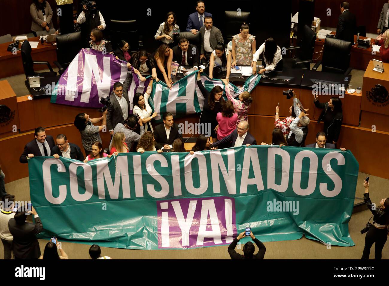 Città del Messico, Messico. 27th Apr, 2023. Il Presidente del Senato Alejandro Armenta Mier presiede la sessione mentre i senatori dell'opposizione prendono il rostro al Senato. (Credit Image: © Luis Barron/eyepix via ZUMA Press Wire) SOLO PER USO EDITORIALE! Non per USO commerciale! Credit: ZUMA Press, Inc./Alamy Live News Foto Stock