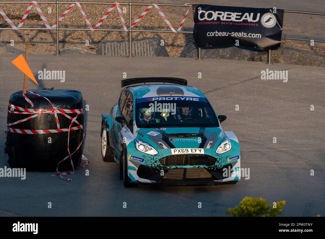 Mike inglese correndo una Ford Fiesta Rally 2 in gara nel Corbeau Seats rally sul lungomare di Clacton on Sea, Essex, UK. Secondo conducente Simon Hunter Foto Stock