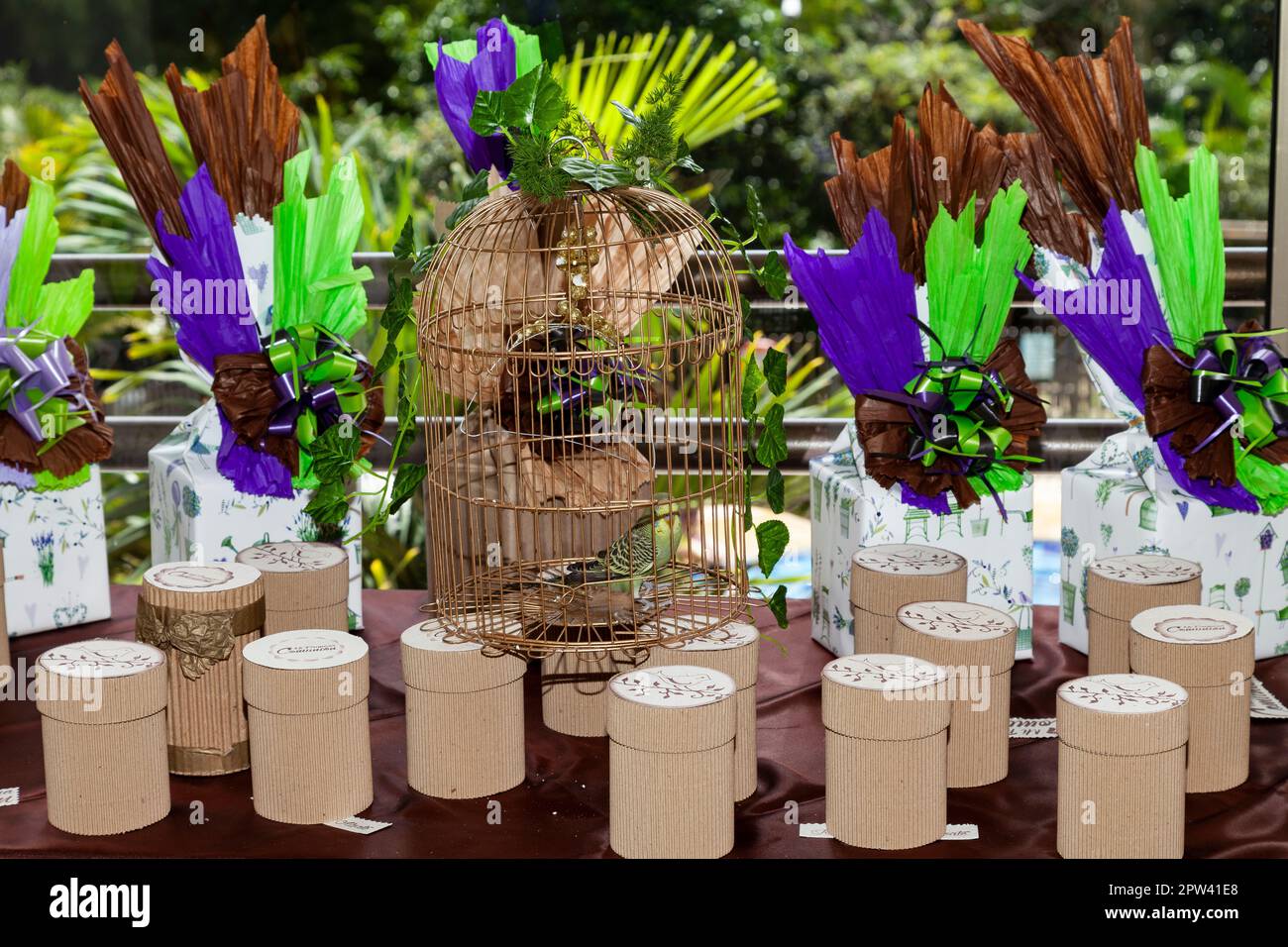 Evento sociale; tavolo decorato con souvenir per gli ospiti della festa Foto Stock