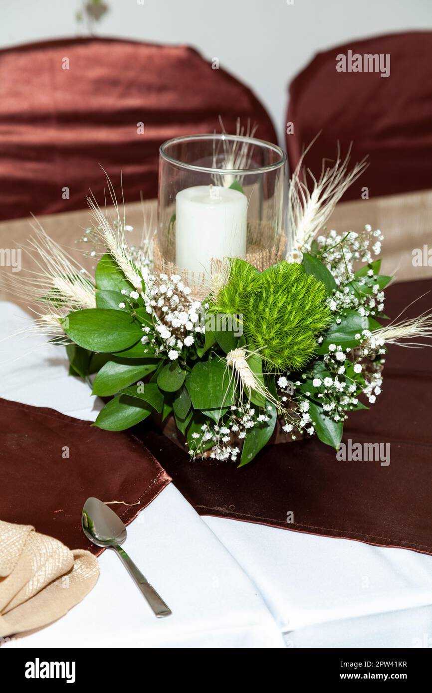 Evento sociale; festa decorazione centrotavola fatto con bellissimi fiori Foto Stock