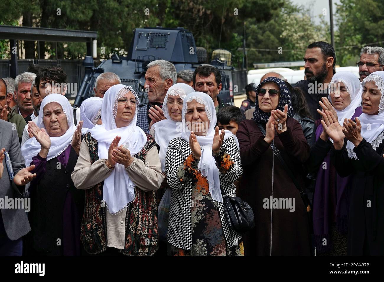 Un gruppo di donne curde partecipa alla manifestazione. L'operazione di detenzione e arresto, effettuata in 21 province con sede a Diyarbakir, in Turchia, è stata massicciamente protesta di fronte al tribunale di Diyarbakir. Alla protesta hanno partecipato l'organizzazione provinciale e i candidati parlamentari del Partito della sinistra verde (YPS), il Partito democratico dei diritti (HDP), l'organizzazione provinciale del Partito delle regioni democratiche (DBP), l'Associazione degli avvocati per la libertà, le madri della pace, il movimento delle donne libere (TJA) e molti rappresentanti di organizzazioni non governative. (Foto di Mehmet Masum Suer/S Foto Stock