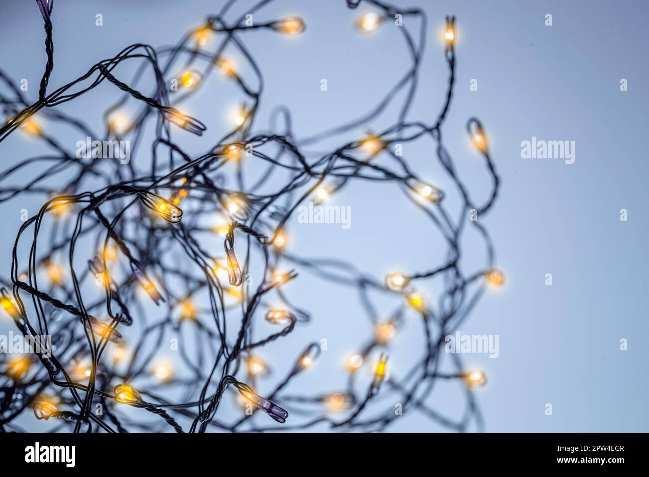 Umore di Natale. Festone luminoso con luci dorate delicate come sfondo di Natale. Festa di Capodanno. Vacanza moderna sfondo Foto Stock