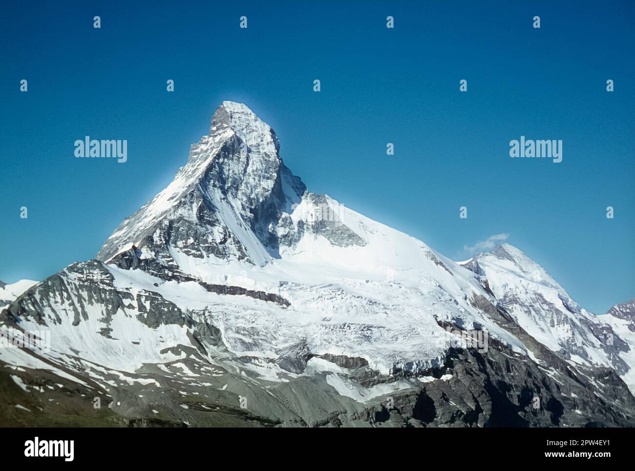 Questa serie di immagini si riferiscono alle montagne vicine alla località turistica svizzera di Zermatt, viste qui verso la montagna più famosa di Zermatt, con la classica vista sulla parete nord del Cervino. Foto Stock