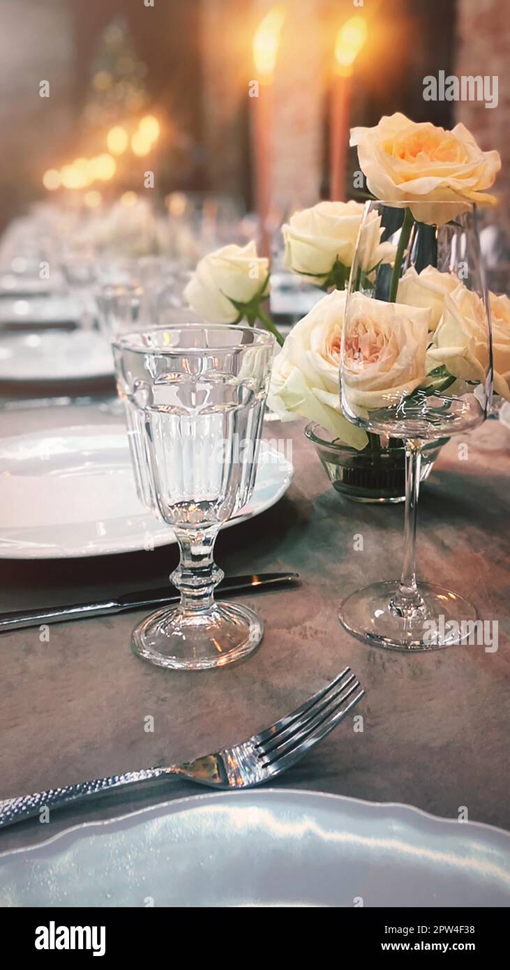 Tavoli da banchetto incredibilmente eleganti con composizioni floreali, posate, bicchieri e altri accessori per tavoli da pranzo per un'incredibile esperienza Foto Stock