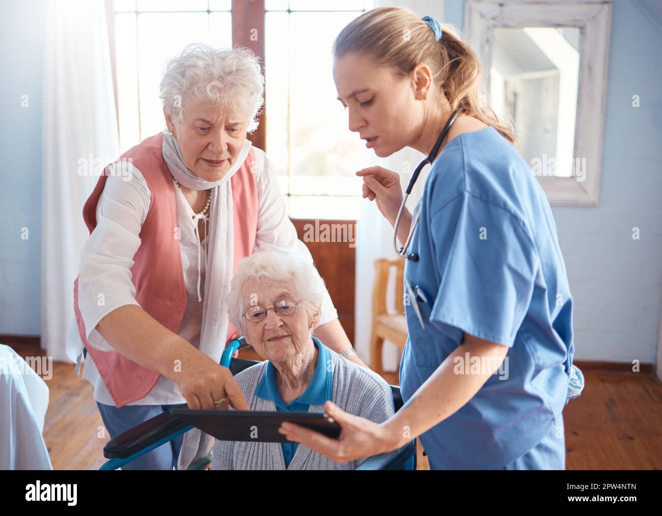 Medico, tablet e visita per assistenza agli anziani, consulto o diagnosi sanitaria a casa di vecchiaia. Infermiere o terapista medico che lavora con touchscreen h Foto Stock