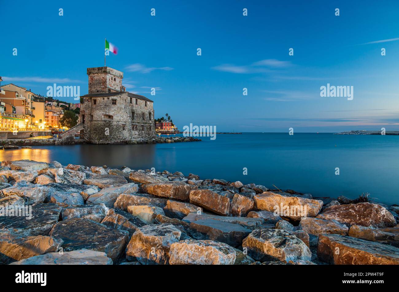Antico castello costruito sulla baia di Rapallo sulla Riviera Italiana Foto Stock
