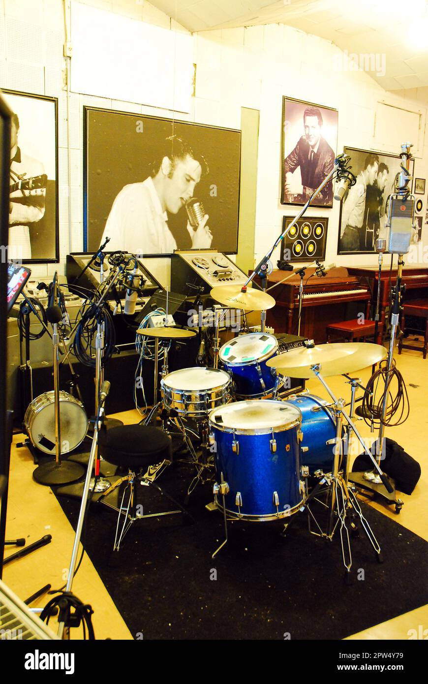 Un drum set viene allestito nei Sun Studios, a Memphis, Tennessee, lo studio di registrazione delle prime leggende del rock n roll Foto Stock