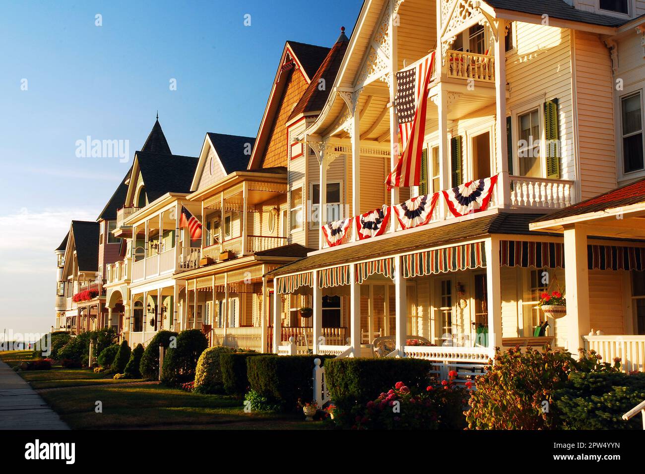 Belle case vittoriane sono decorate per il quarto di luglio in Ocean Grove New Jersey Foto Stock