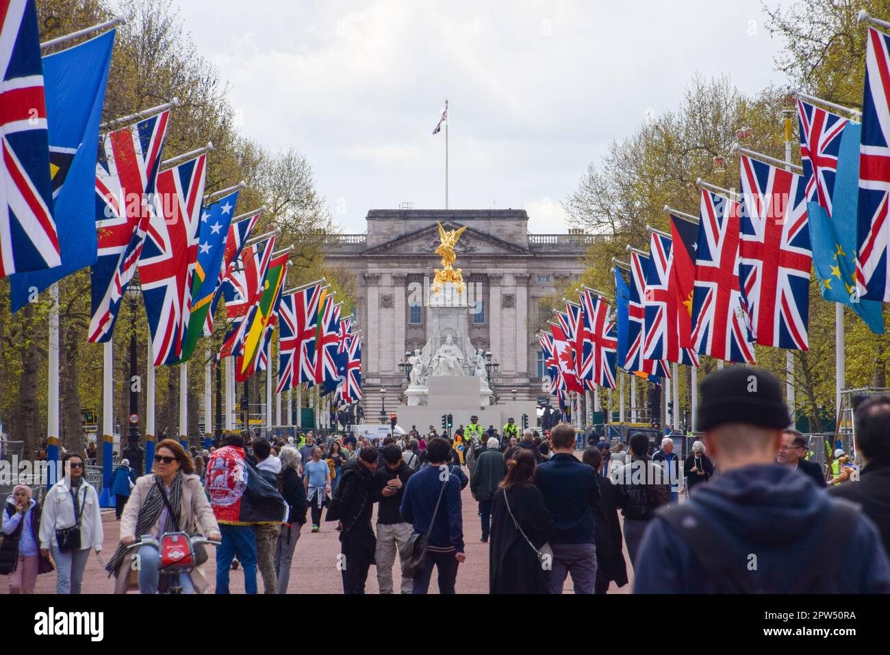 Londra, Regno Unito. 28th aprile 2023. Union Jacks e le bandiere dei paesi del Commonwealth decorano il Mall mentre la folla inizia a riunirsi intorno a Buckingham Palace prima dell'incoronazione di Re Carlo III, che si svolge il 6th maggio. Foto Stock