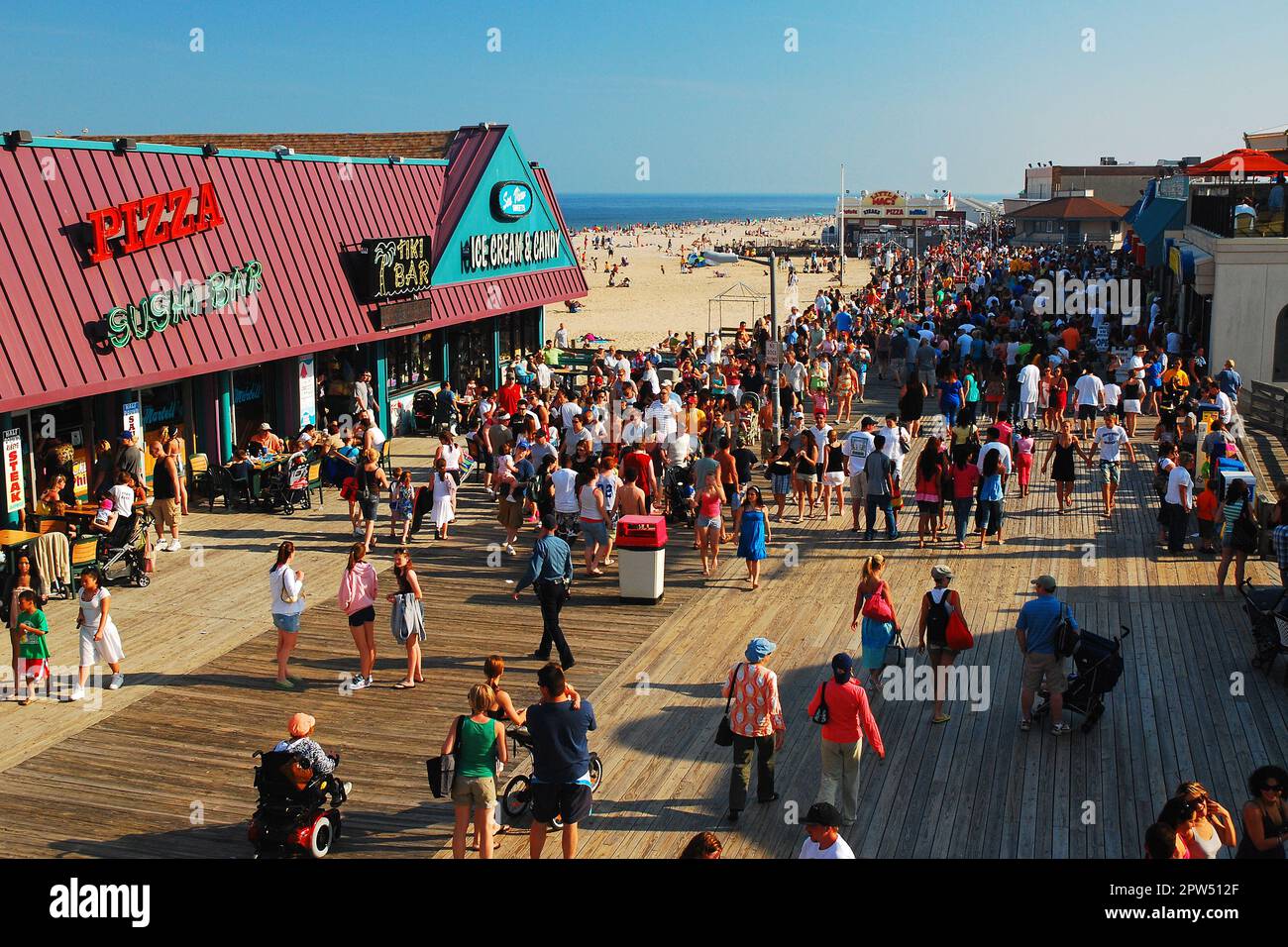 La gente affollava la passeggiata sul lungomare in una bella giornata di sole vacanze estive a Point Pleasant sulla Jersey Shore Foto Stock