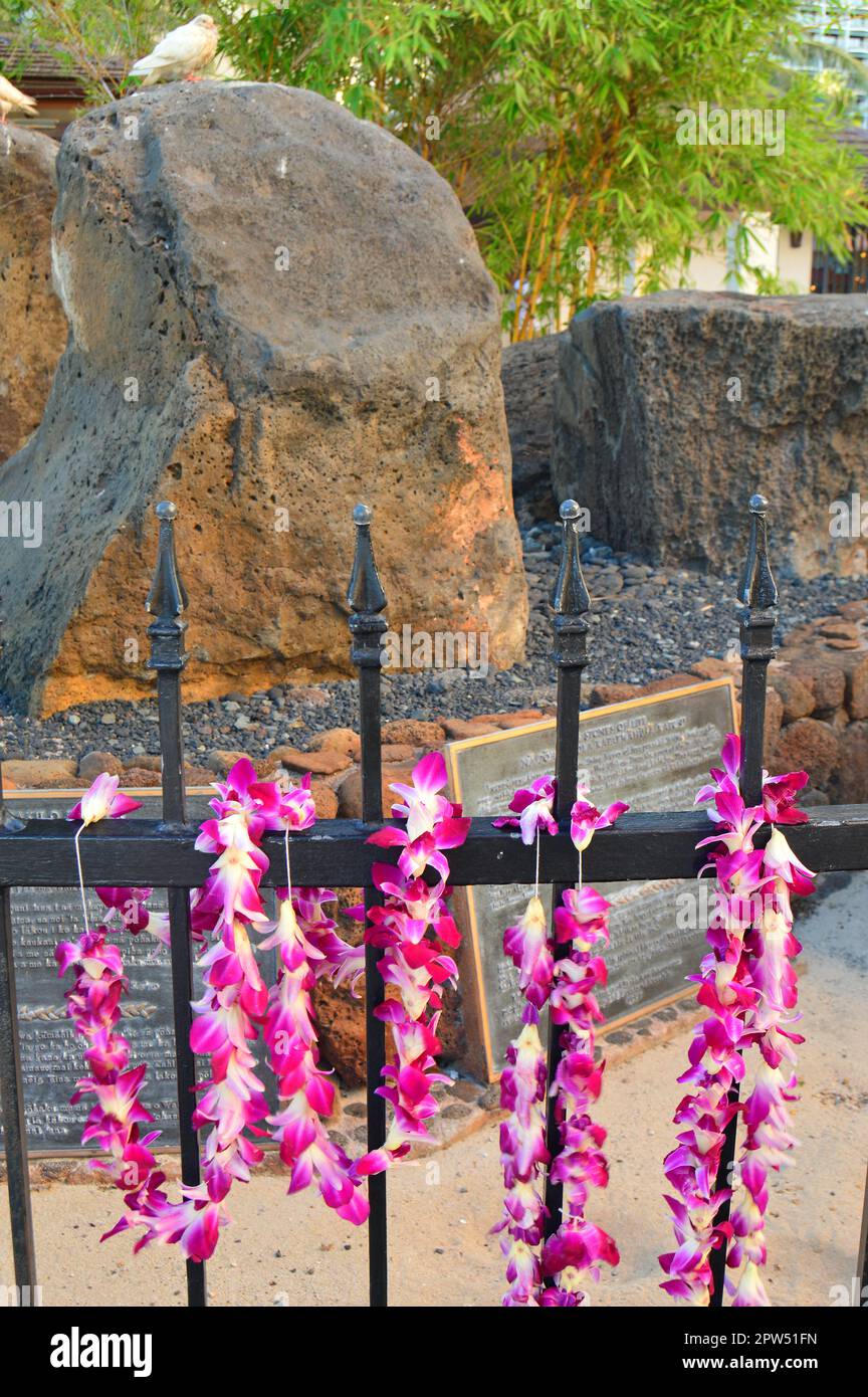 I leis sono lasciati alle pietre di Kapaemahu, sulla spiaggia di Waikiki, sacri agli hawaiani antichi Foto Stock