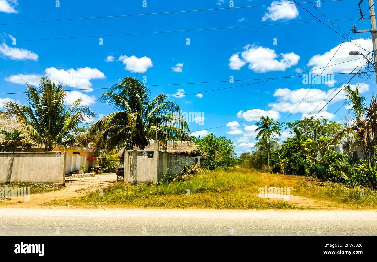 Piccolo villaggio con strade ospita chiese e luoghi pubblici a Kantunilkin Lazaro Cardenas in Quintana Roo Messico. Foto Stock