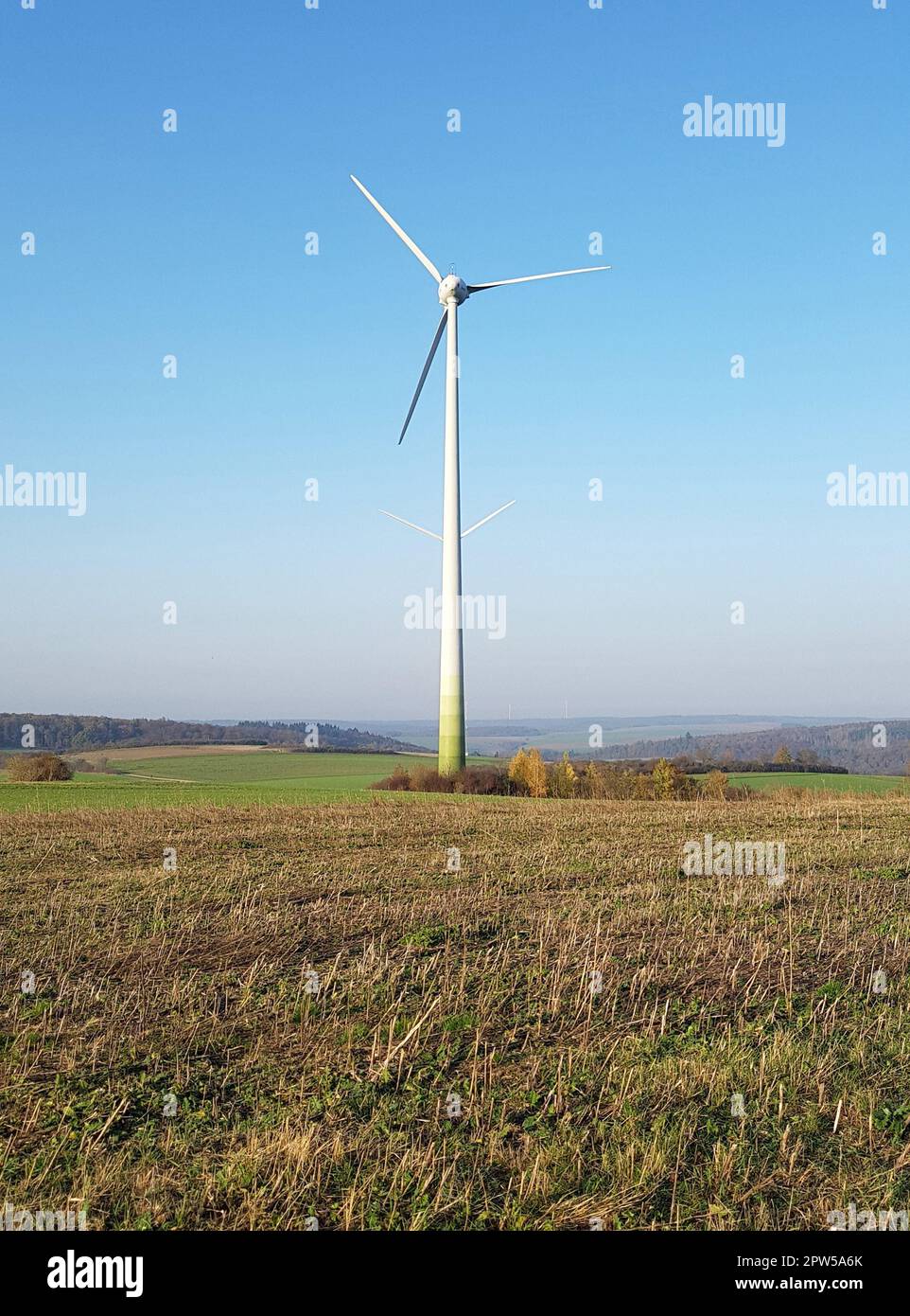 Windkraftanlagen sind nachhaltige Stromerzeuger die vom Wind angetrieben werden und sauberen Strom liefern. Le turbine eoliche sono generi di energia sostenibile Foto Stock