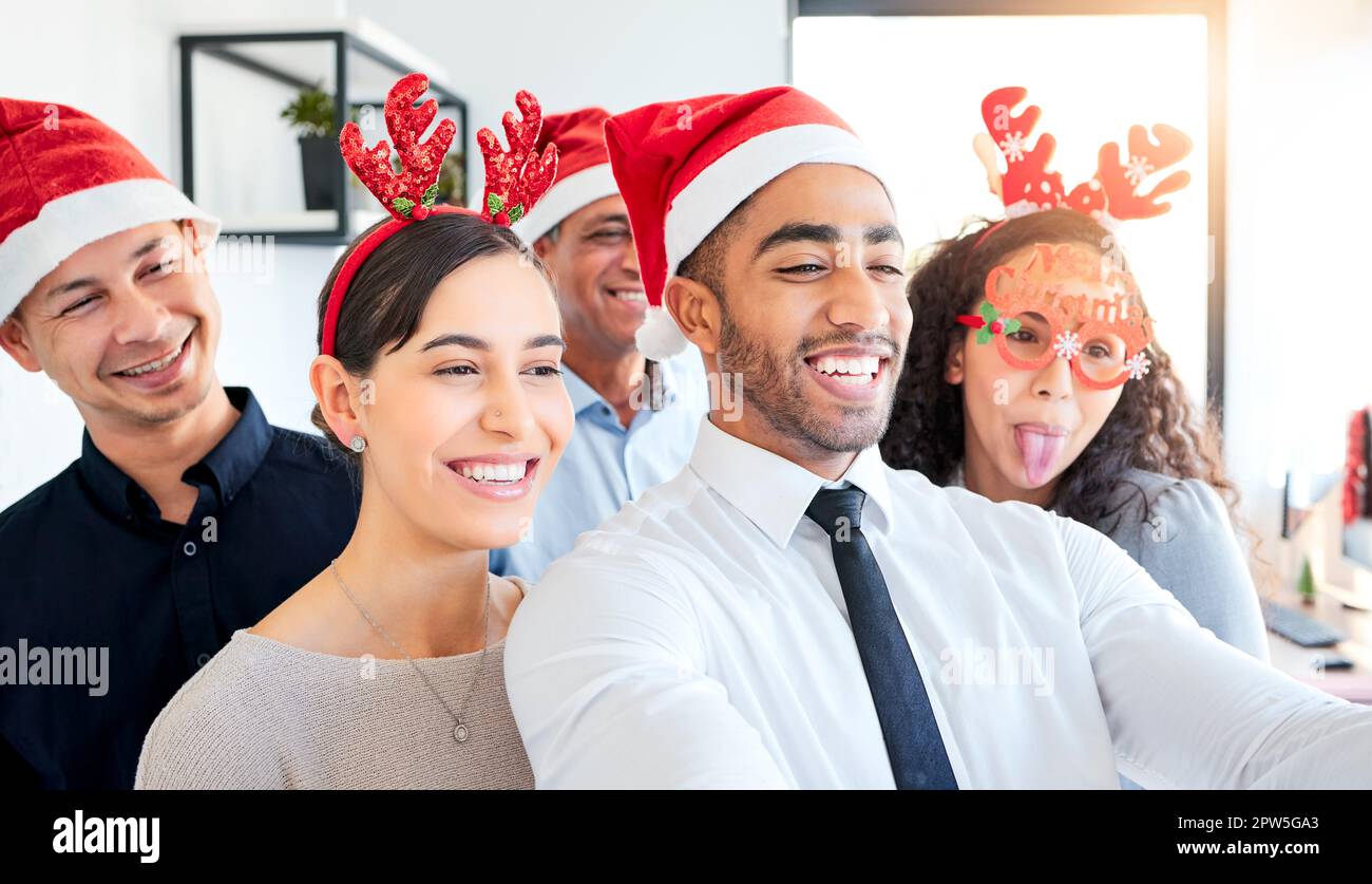 Selfie, Natale e felice business persone profilo aggiornamento immagine, social media e lo staff evento, festa o società celebrare. Team di ufficio, fotografia Foto Stock