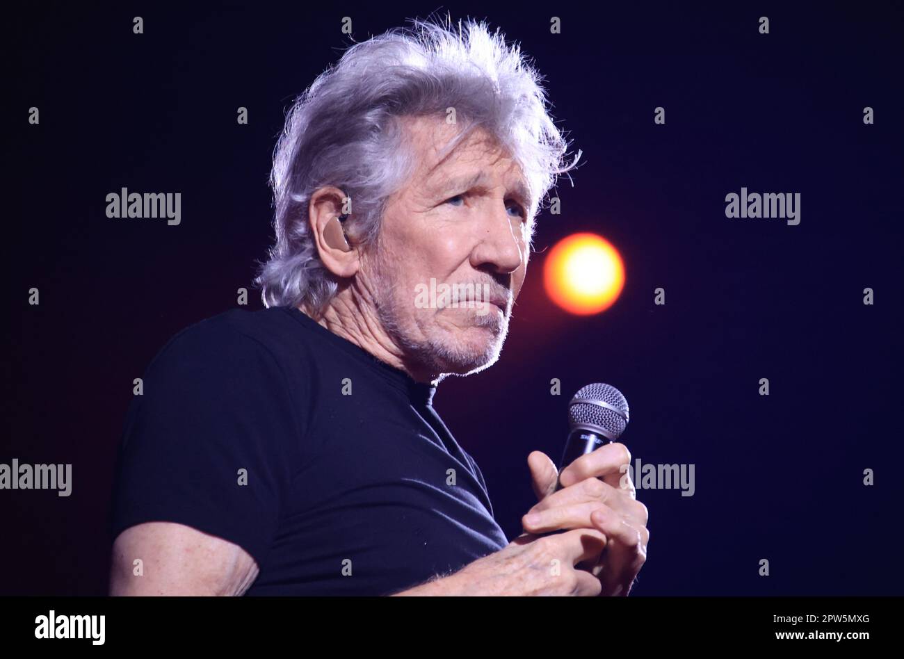 Bologna, Italia. 28th Apr, 2023. Roger Waters, bassista, cantautore ed ex membro della rock band Pink Floyd che si esibisce sul palco a Bologna, 28 aprile 2023, in Italia, durante il suo tour europeo. Foto Michele Nucci Credit: Live Media Publishing Group/Alamy Live News Foto Stock