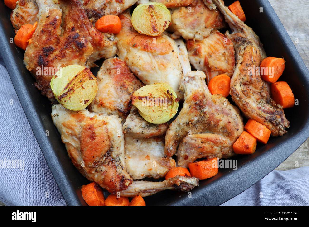 Funghi di coniglio arrosto in Pan con verdure stufati su superficie rustica tavola di legno . Foto Stock