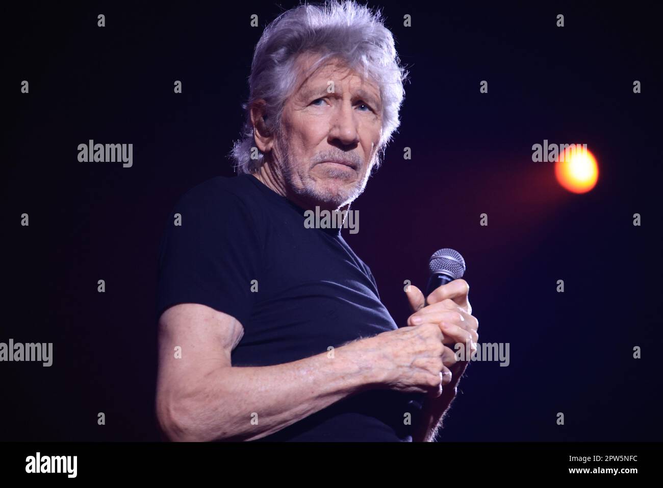 Bologna, Italia. 28th Apr, 2023. Roger Waters, bassista, cantautore ed ex membro della rock band Pink Floyd che si esibisce sul palco a Bologna, 28 aprile 2023, in Italia, durante il suo tour europeo. Foto Michele Nucci Credit: Agenzia fotografica indipendente/Alamy Live News Foto Stock