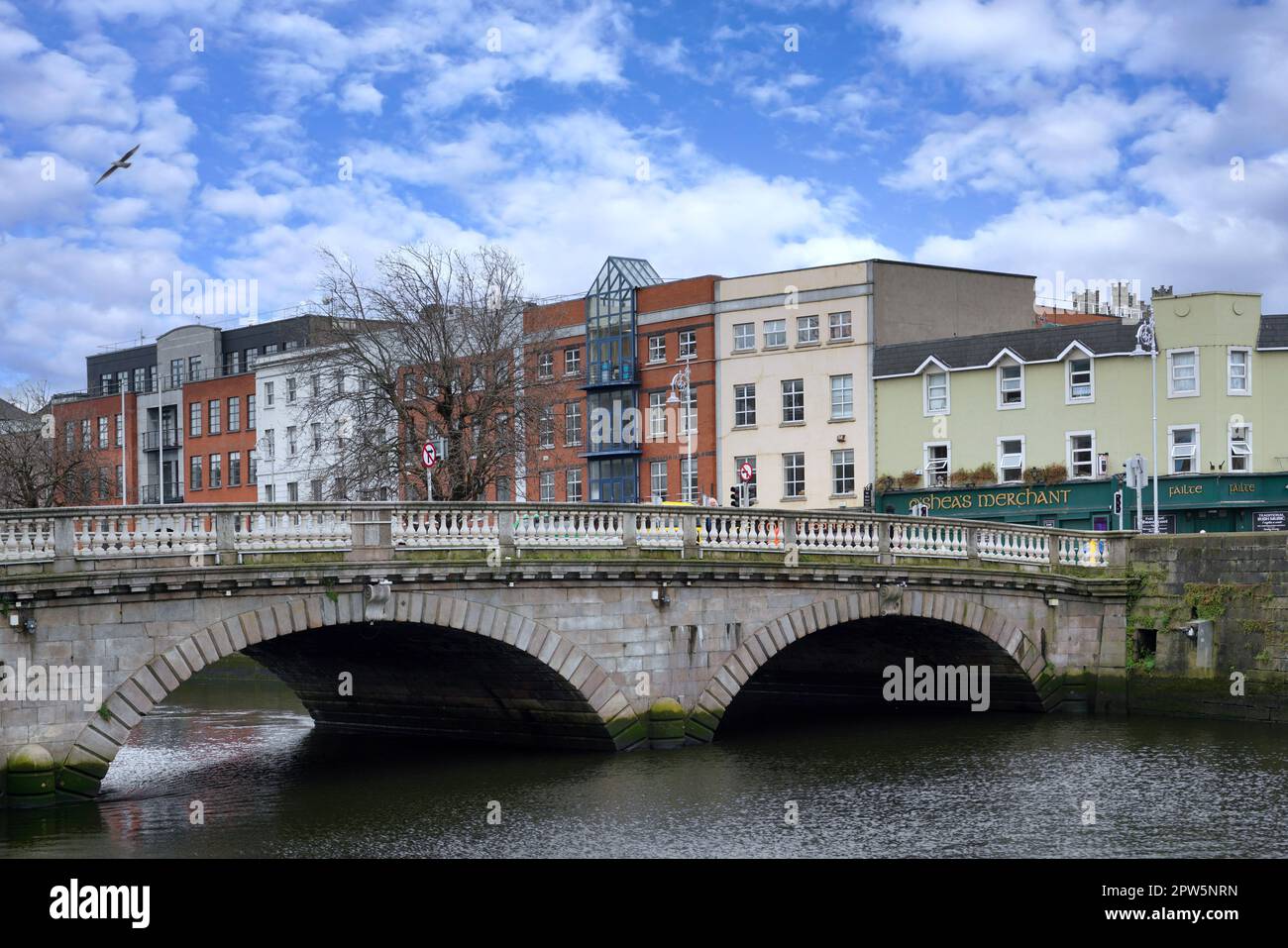 Vecchio ponte di pietra attraverso il fiume Liffey, costruito nel 1818, nel punto in cui il primo ponte a Dublino è stato costruito nel 11th ° secolo Foto Stock