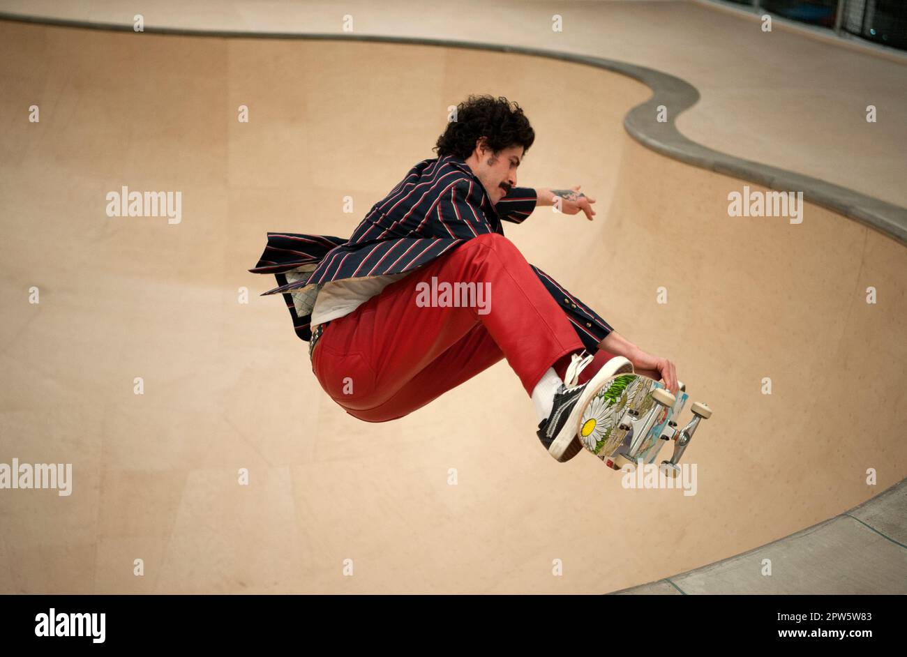 La gente fa skateboard in una ciotola personalizzata costruita all'interno del negozio del marchio Supreme sulla Sunset Strip all'ex stie della Tower Records a Los Angeles, California Foto Stock