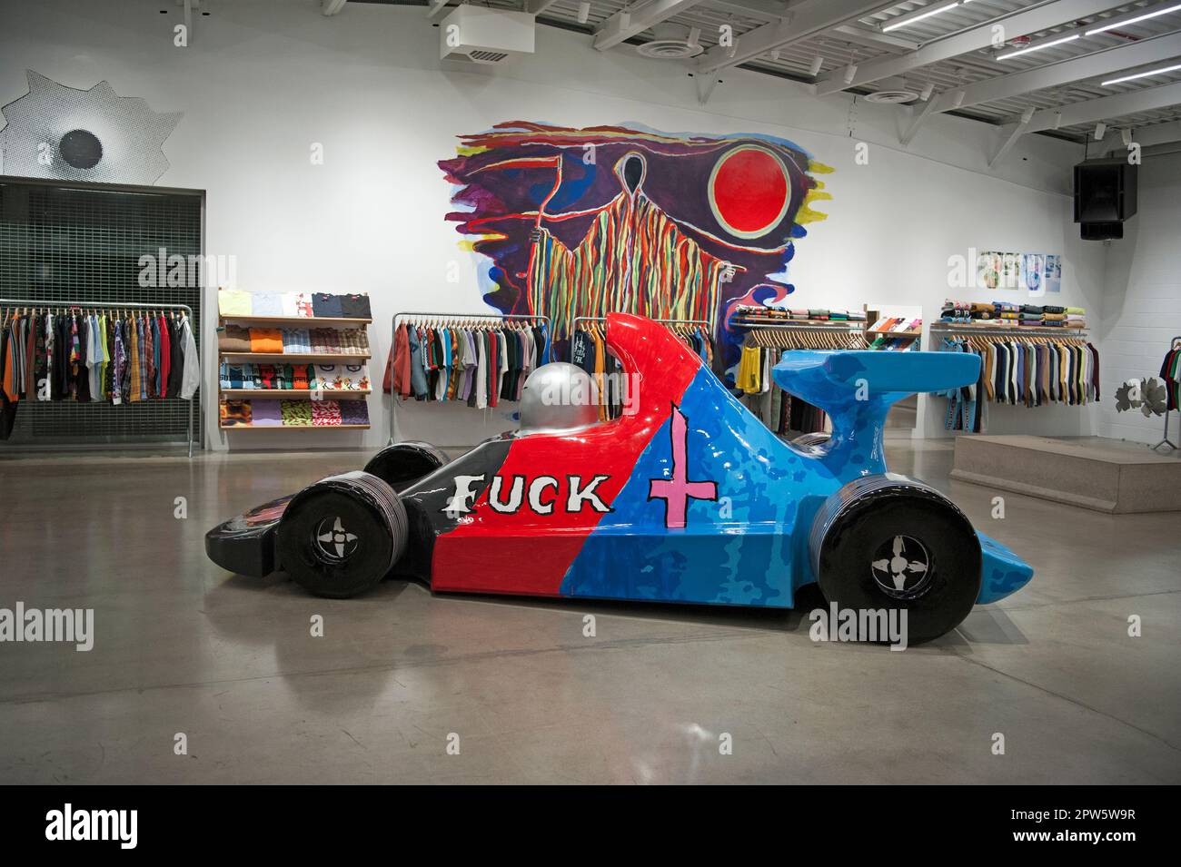 Interno dello showroom presso il negozio Supreme sulla Sunset Strip, Los Angeles, California Foto Stock