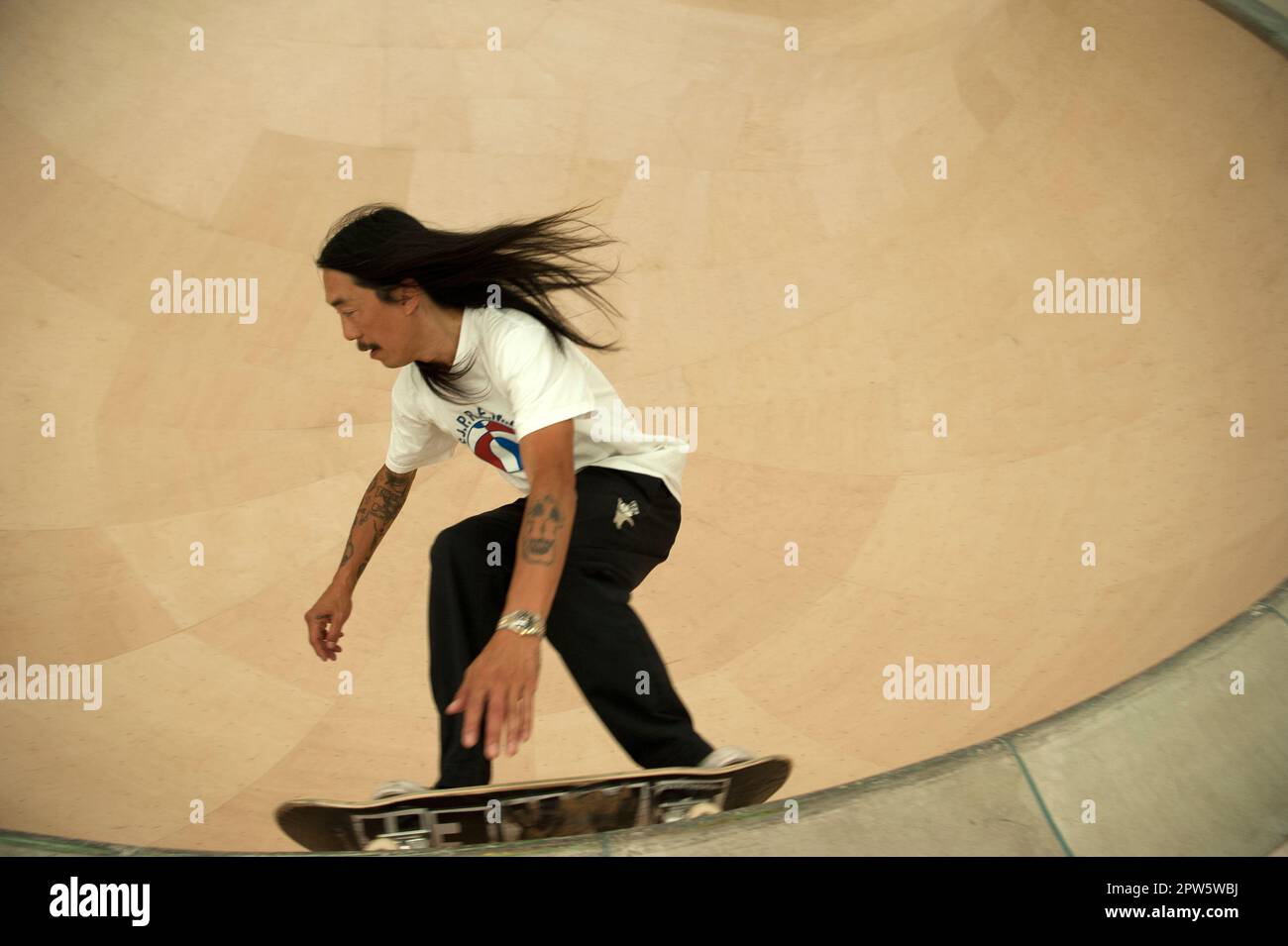 La gente fa skateboard in una ciotola personalizzata costruita all'interno del negozio del marchio Supreme sulla Sunset Strip all'ex stie della Tower Records a Los Angeles, California Foto Stock