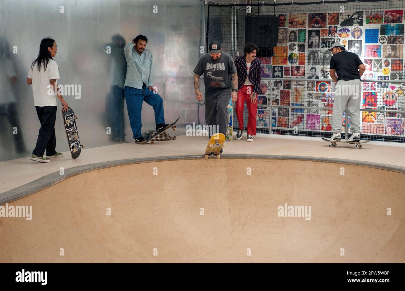 La gente fa skateboard in una ciotola personalizzata costruita all'interno del negozio del marchio Supreme sulla Sunset Strip all'ex stie della Tower Records a Los Angeles, California Foto Stock