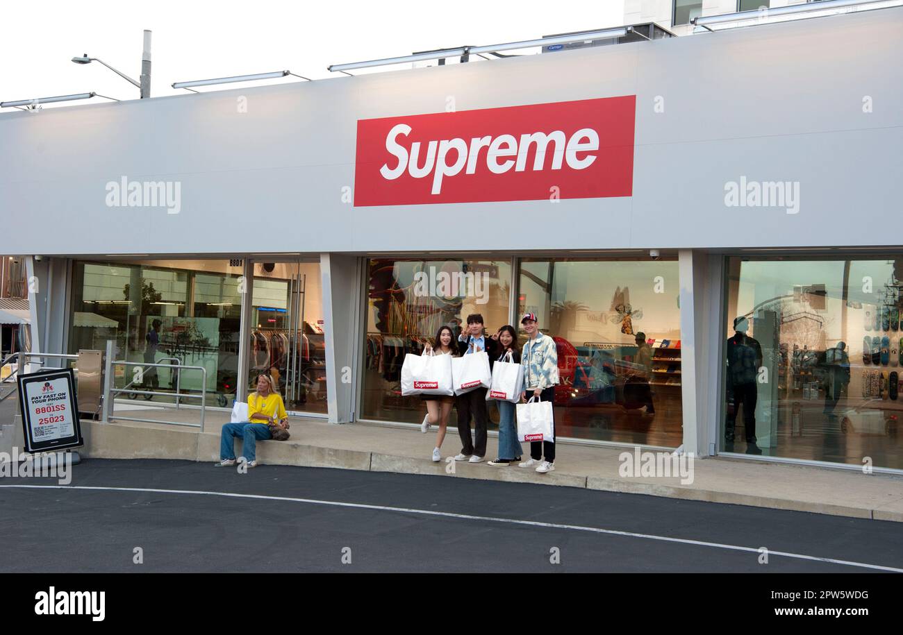 Gli acquirenti con borse fuori dal negozio Supreme sulla Sunset Strip, nel luogo in cui una volta si trovava la Tower Records a Los Angeles, California. Foto Stock