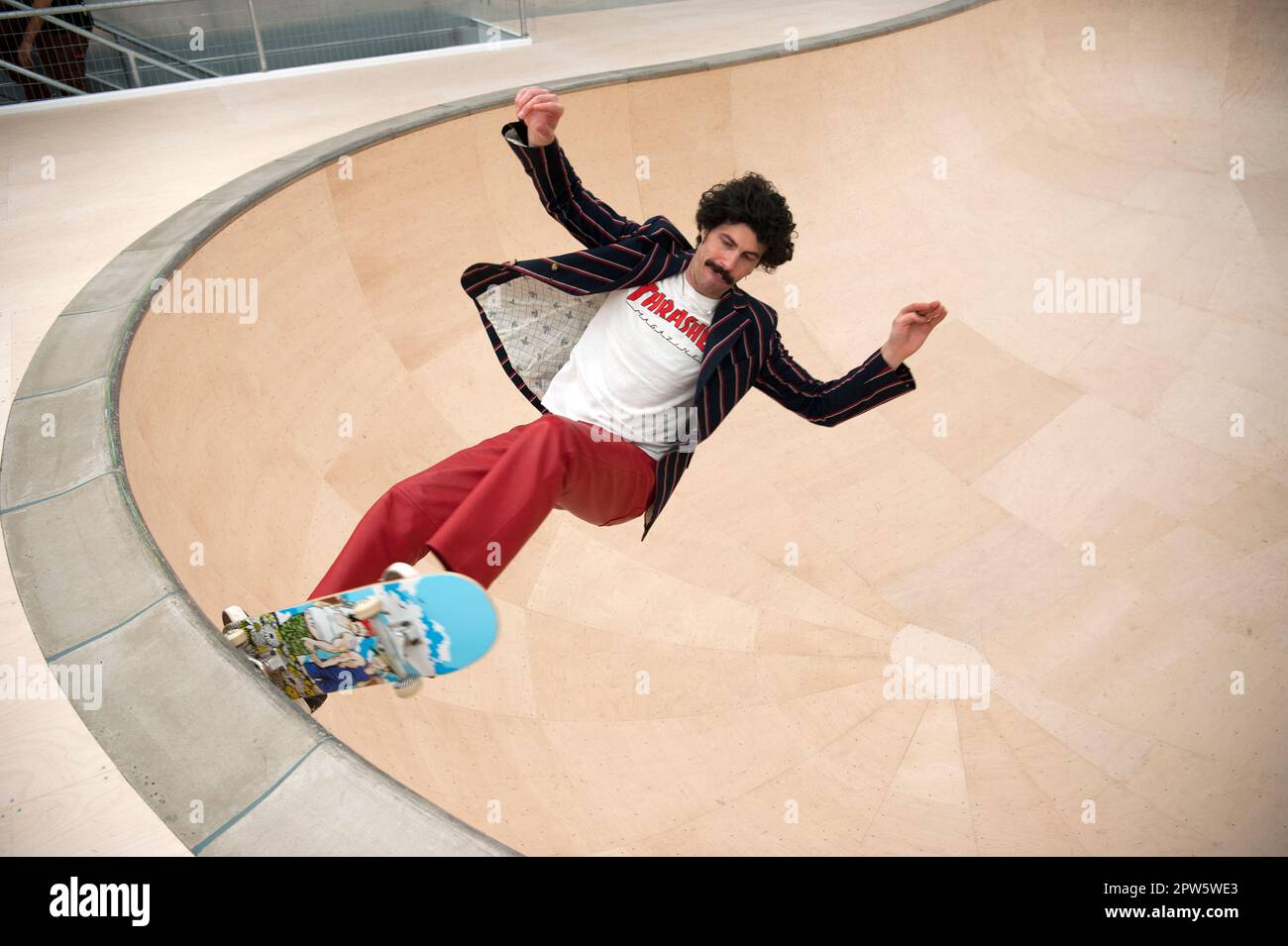 La gente fa skateboard in una ciotola personalizzata costruita all'interno del negozio del marchio Supreme sulla Sunset Strip all'ex stie della Tower Records a Los Angeles, California Foto Stock