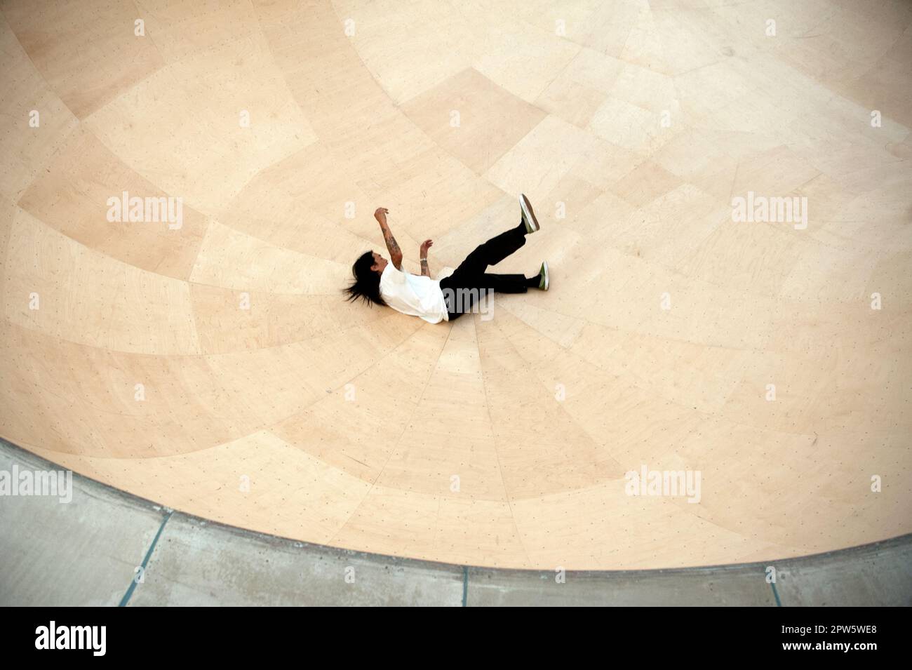 La gente fa skateboard in una ciotola personalizzata costruita all'interno del negozio del marchio Supreme sulla Sunset Strip all'ex stie della Tower Records a Los Angeles, California Foto Stock