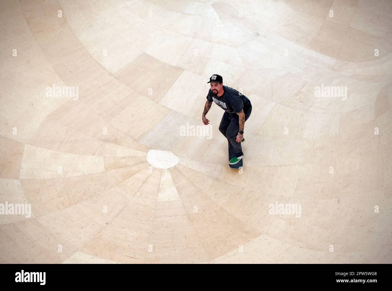 La gente fa skateboard in una ciotola personalizzata costruita all'interno del negozio del marchio Supreme sulla Sunset Strip all'ex stie della Tower Records a Los Angeles, California Foto Stock