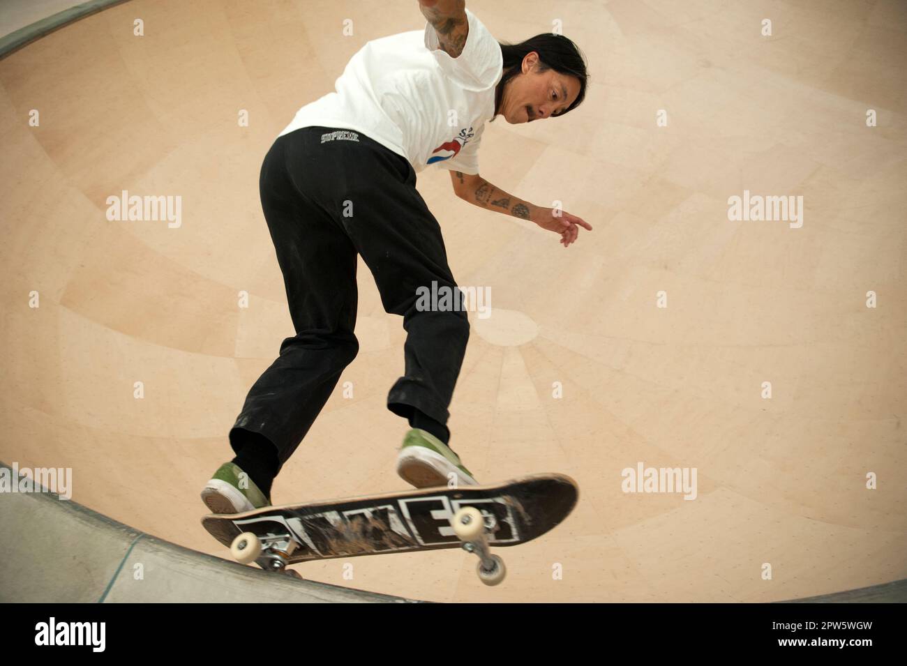 La gente fa skateboard in una ciotola personalizzata costruita all'interno del negozio del marchio Supreme sulla Sunset Strip all'ex stie della Tower Records a Los Angeles, California Foto Stock